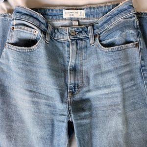 Abercrombie Curve Love Straight Jeans. Size 26. NWT.